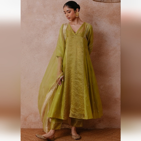 Label Mansi Nagdev Green Kurta Set - Picture 3 of 13